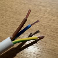 Este electricista enseña en qué fijarse para poner pulsadores inteligentes: “Ahora tenemos tres formas de controlar las luces” 