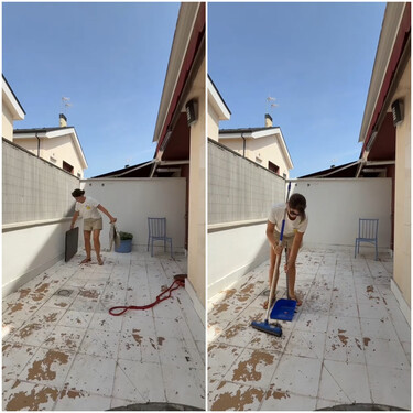 La propietaria de este patio se había arrepentido de pintar el suelo de blanco: ese error fue la clave para que luego pareciera un rincón de las Islas Griegas