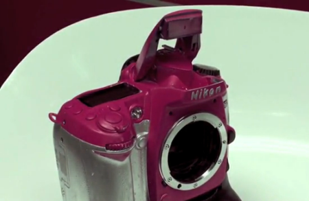 Casi destrozan una Nikon D90 cuando intentan pintarla de rosa