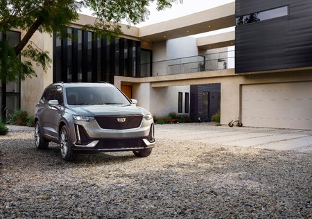 El Cadillac XT6 es el hermano menor del Escalade con tres filas de asientos