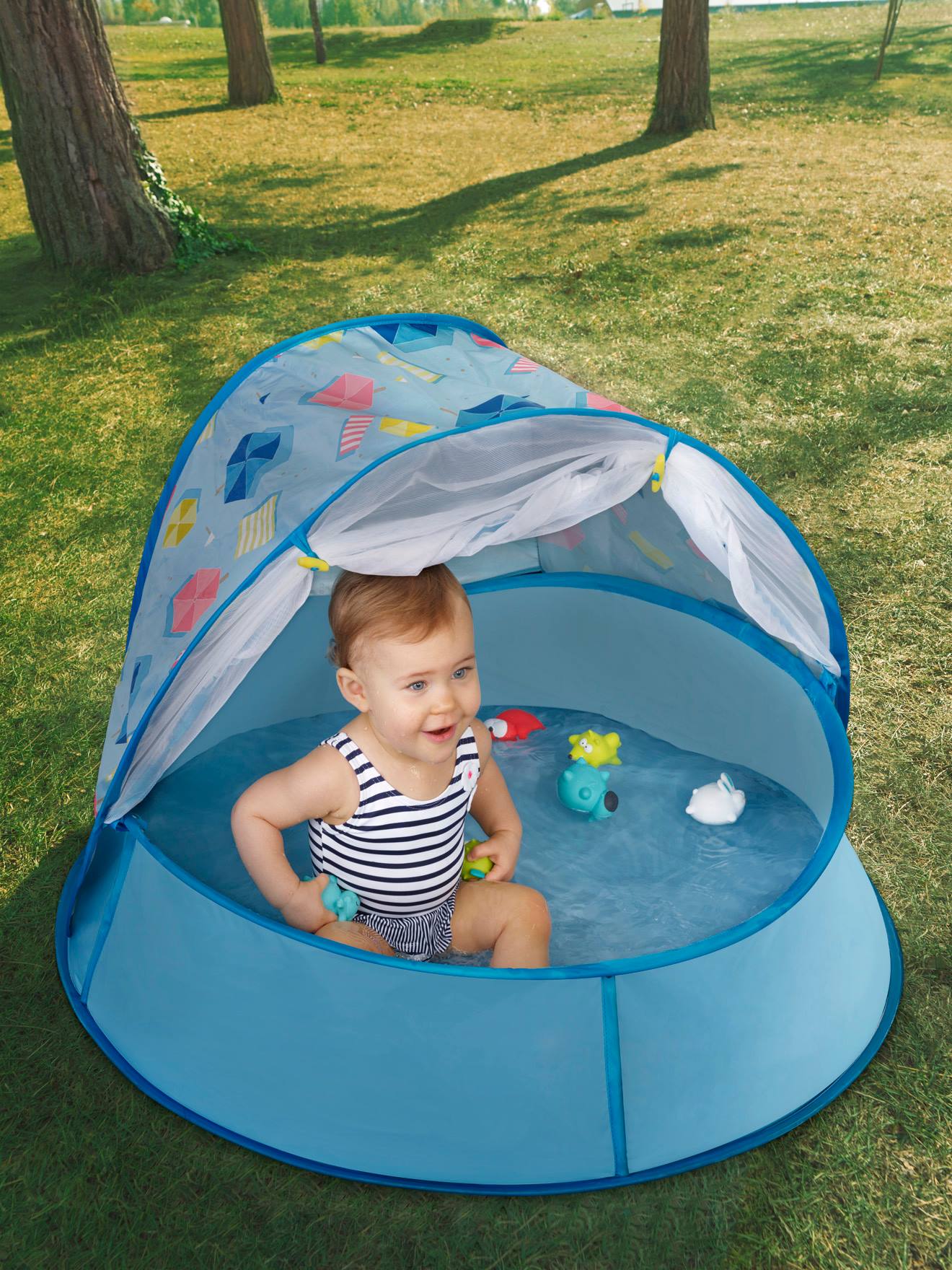 Tienda anti-UV pop-up Aquani BABYMOOV en azul claro. La tienda anti-UV pop-up Aquani de Babymoov te permite proteger al bebé del sol en tu jardín, en la playa o en el parque. Gracias a un sistema de abertura pop-up, es práctico y fácil de transportar.
