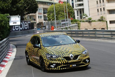 El Renault Mégane R.S. 2017 ha hecho su primera aparición en las calles de Mónaco
