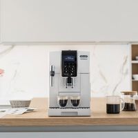 La cafetera con molinillo integrado que muele y espuma está al 49% en los Súper Tecnoprecios de El Corte Inglés