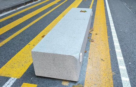 Barcelona retirará los bloques de hormigón relacionados con la muerte de un motorista pero pondrá otros "más seguros"
