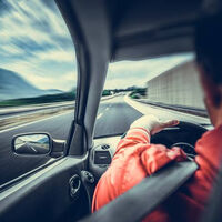 “Ganas sólo 4 segundos”: un profesor de matemáticas explica por qué no tienes que ir a 140 km/h en autopista