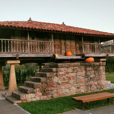 Este pequeño pueblo, a solo 15 minutos de Oviedo, concentra el mayor número de hórreos de Asturias