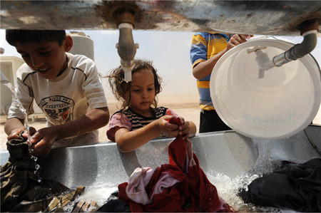 Dia del Agua niños lavando