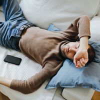 La doctora Rubio cuenta el peligro de dormir en el sofá: “Nuestro cerebro se olvida de la cama”