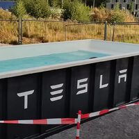 Tesla se moja y empieza a poner piscinas en los Superchargers para aliviar la espera mientras se recarga el coche