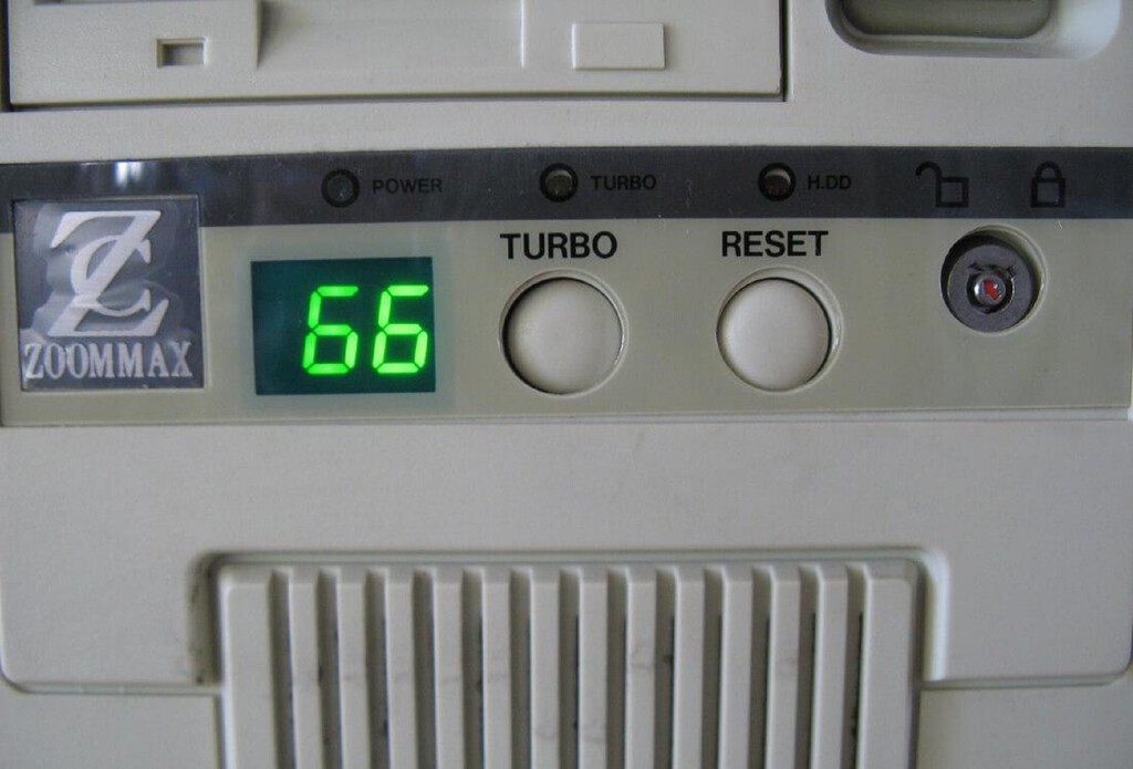 Muchos PCs de los 90 tenían un botón turbo. Casi nunca estuvo ahí para hacerlos más rápidos, sino todo lo contrario 