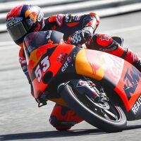 Deniz Öncü se estrena como poleman de Moto3 tras una dura caída de Sergio García; Pedro Acosta, quinto