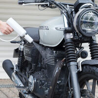 El último invento loco japonés es una hidrolimpiadora para la moto que cabe en el bolsillo, y lo están petando 