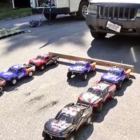Sólo hacen falta siete coches teledirigidos para remolcar un Jeep de 1.800 kg, y este vídeo lo demuestra
