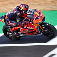 Augusto Fernández le birla la pole position a Joe Roberts para asaltar el liderato de Moto2 en Silverstone