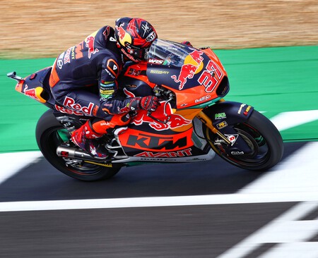 Augusto Fernández le birla la pole position a Joe Roberts para asaltar el liderato de Moto2 en Silverstone