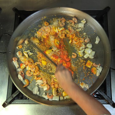 El debate de la paella que divide a valencianos y alicantinos: sofreír o nacarar el arroz, la verdad detrás del mito