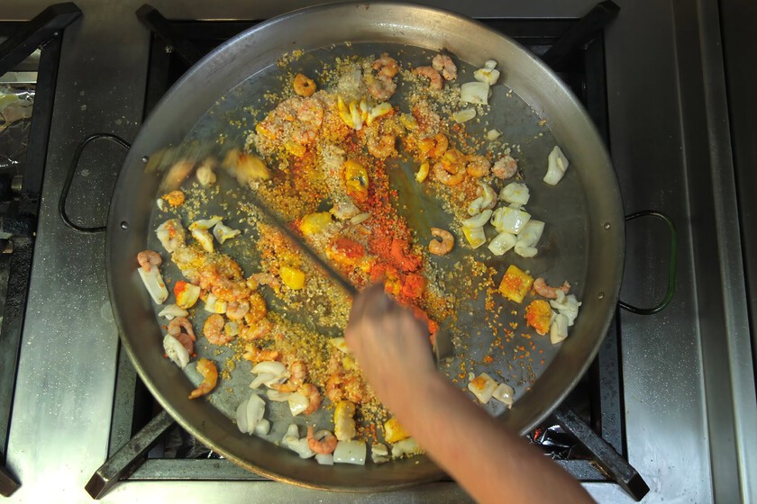 El debate de la paella que divide a valencianos y alicantinos: ¿hay que sofreír o nacarar el arroz? La verdad detrás del mito