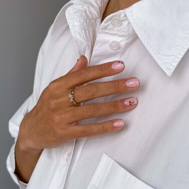 Las tres manicuras más elegantes para lucir con una camisa blanca, la prenda más sobria y estilosa