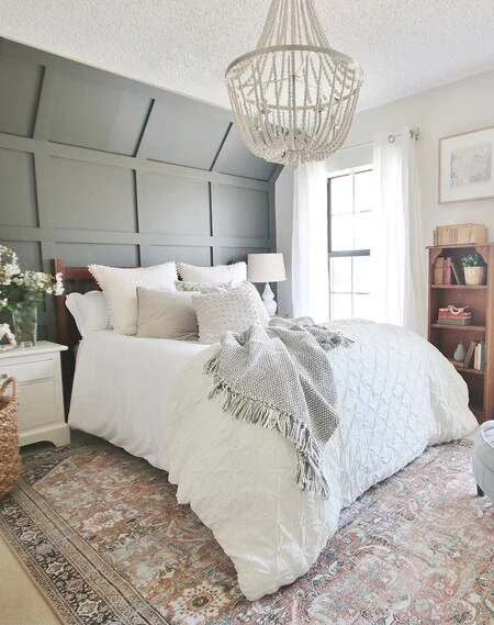 Antes y después: una habitación de matrimonio que renueva por completo revestimientos y textiles
