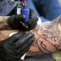 Científicos desarrollan los "e-tatuajes" para utilizar la tinta en lugar de los electrodos para diagnósticos médicos como epilepsia o tumores cerebrales
