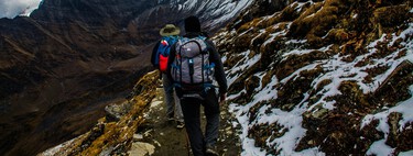 Decathlon acaba de rebajar la chaqueta perfecta para hacer senderismo en otoño: ligera, cortaviento e impermeable