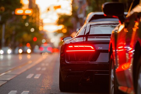 La DGT recuerda cómo calcular la distancia de seguridad adecuada con el coche que circula delante, y tiene truco