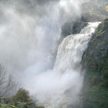 A río revuelto, ganancia de exploradores: las incesantes lluvias han dejado en Salamanca una de las cascadas más espectaculares de España