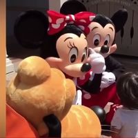 El precioso gesto de Mickey y Minnie al responderle a un niño sordo en lengua de signos 