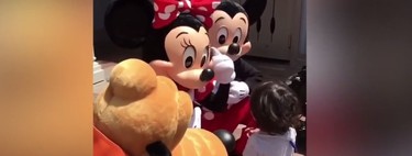 El precioso gesto de Mickey y Minnie al responderle a un niño sordo en lengua de signos 