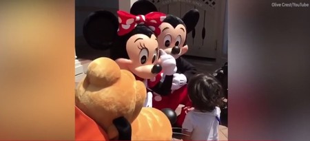 El precioso gesto de Mickey y Minnie al responderle a un niño sordo en lengua de signos 