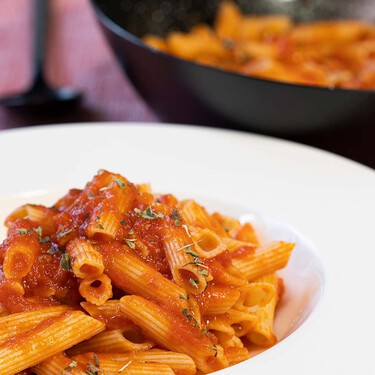 Este aderezo oriental convierte en adultos tus clásicos macarrones con tomate de la infancia y se lo puedes echar a casi todo 