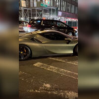 Cuando eres tan millonario que todo te da igual: deja tirado su Ferrari de medio millón de euros en medio de un cruce de Nueva York y se larga