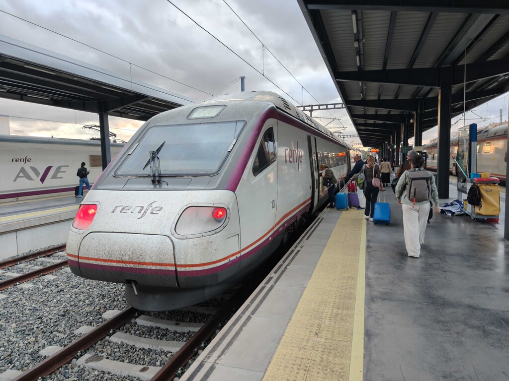 Renfe está obligada a devolver dinero desde los 15 minutos de retraso. Su presidente avisa que esto "encarecería los billetes" 