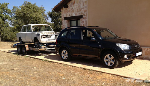 Cómo transportar un coche en un remolque sin incumplir el reglamento