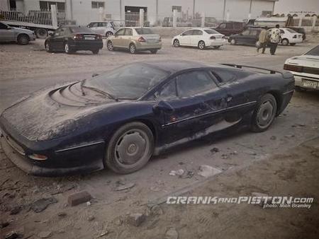 Jaguar XJ220 abandonado en Qatar