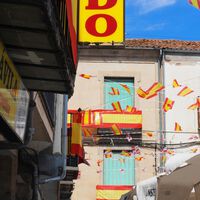 España se ha llenado de banderas en los balcones por el Mundial: esto dice la Ley de Propiedad Horizontal al respecto