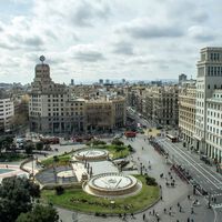 A la acampada de plaza Cataluña le han apagado la luz. El Ayuntamiento dice que es por seguridad y los acampados, que es para echarlos