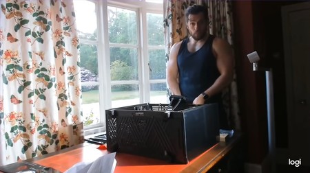 ¿Y si nos vemos este vídeo de Henry Cavill, el actor que da vida a Geralt de Rivia en Netflix, montándose un PC para jugar?
