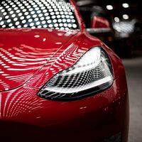Una mujer demandó a Tesla porque su marido usaba la tecnología del coche para acosarla. Perdió. Ahora una ley obligará a las marcas a que no vuelva a pasar