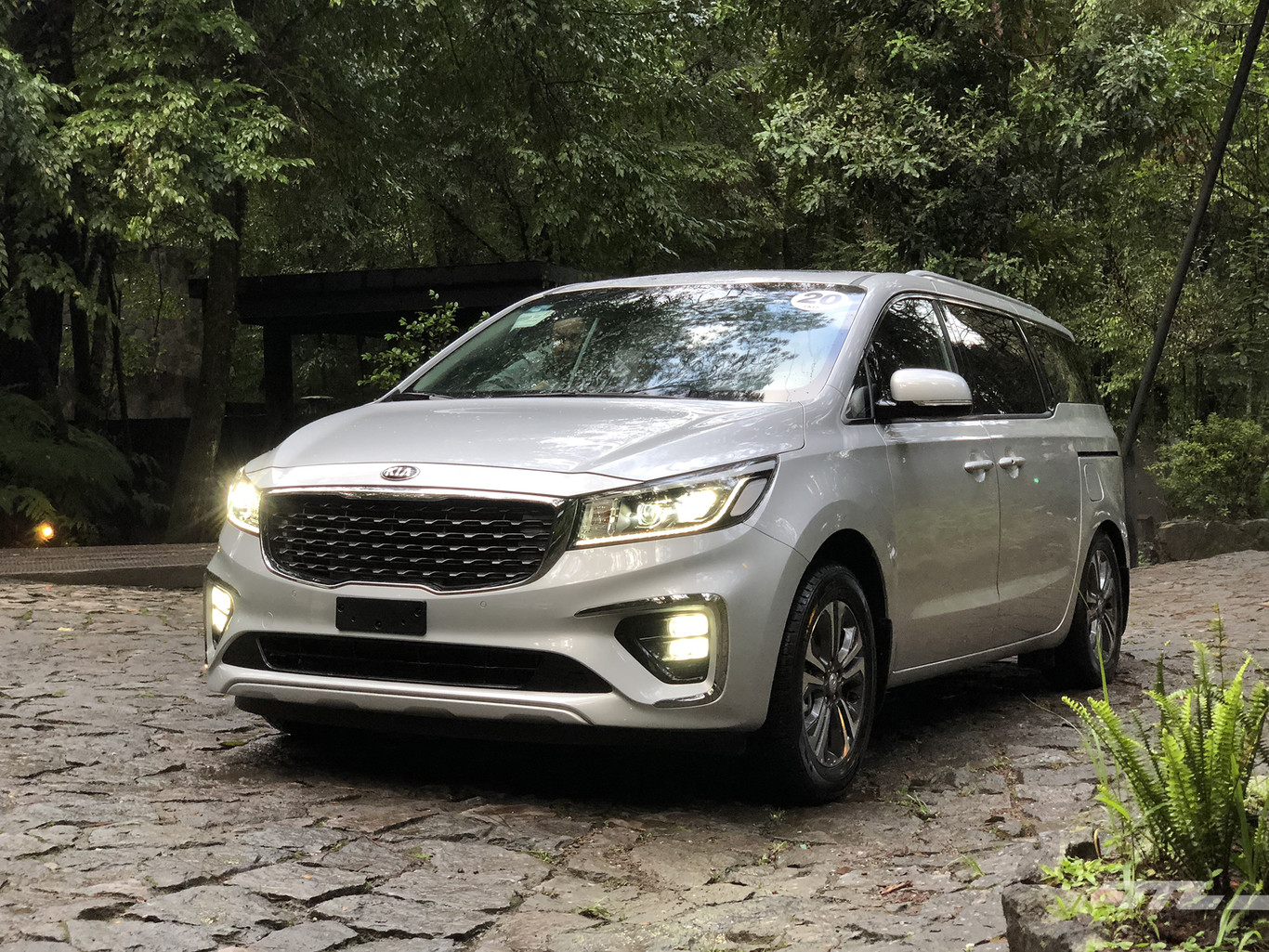 KIA Sedona, manejamos a la nueva integrante de la familia pequeña de las miniván