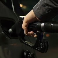 El petróleo se abarata ligeramente porque el mundo está demandando menos, pero el precio de la gasolina sigue sin bajar