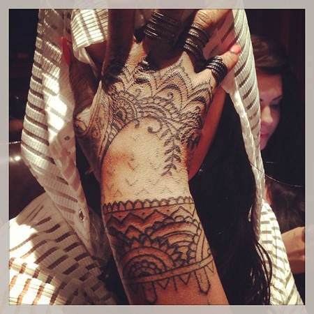 Después del sufrimiento del último tattoo de Rihanna, ¡ahora va y se lo rehace!