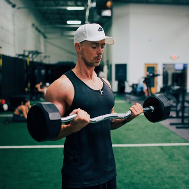 No todas las repeticiones son iguales. Lo que parece un simple cambio de barra puede marcar la diferencia para tener unos brazos más grandes 