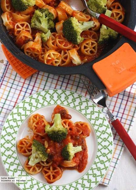 Ruedas con brócoli en cazuela. Receta de pasta