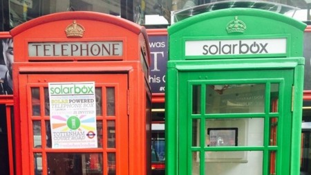 Solarbox recicla las cabinas telefónicas como estaciones de recarga para el móvil