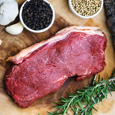 Marinar o adobar la carne antes de cocinarla no siempre es tan buena idea: así se consigue mucho más sabor 