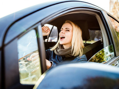 ¿Por qué no está permitido poner música en el examen práctico de conducir?