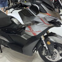 Adiós al reinado de la Yamaha TMAX: el scooter chino que QJMotor ya tiene listo es más potente, y puede que barato