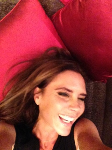 ¡Vaya novedad! Si Victoria Beckham sabe sonreír