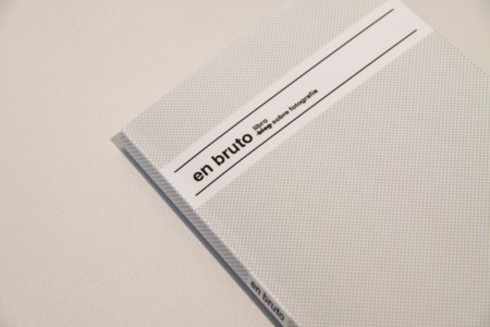 "La fotografía empieza hoy a liberarse de su cometido como herramienta de translación de la realidad para empezar preguntarse qué es, como es y para qué se utiliza", Jon Uriarte, autor del libro 'En bruto'